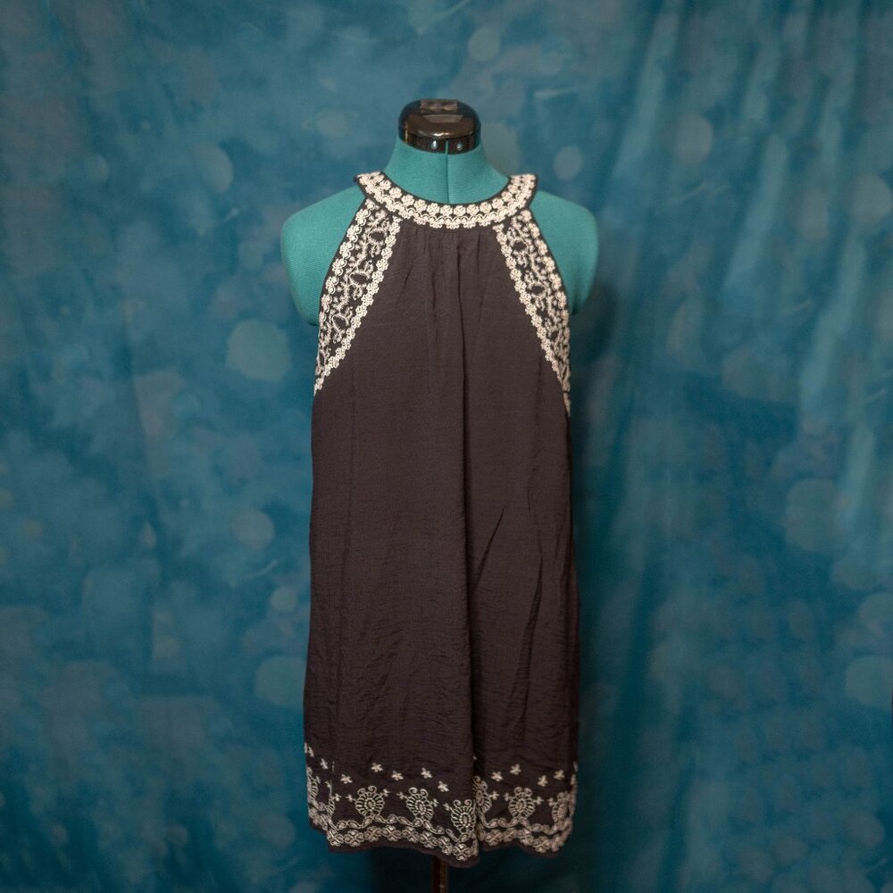 CLEARANCE THML Black & White Embroidered Halter Dress – Size Medium